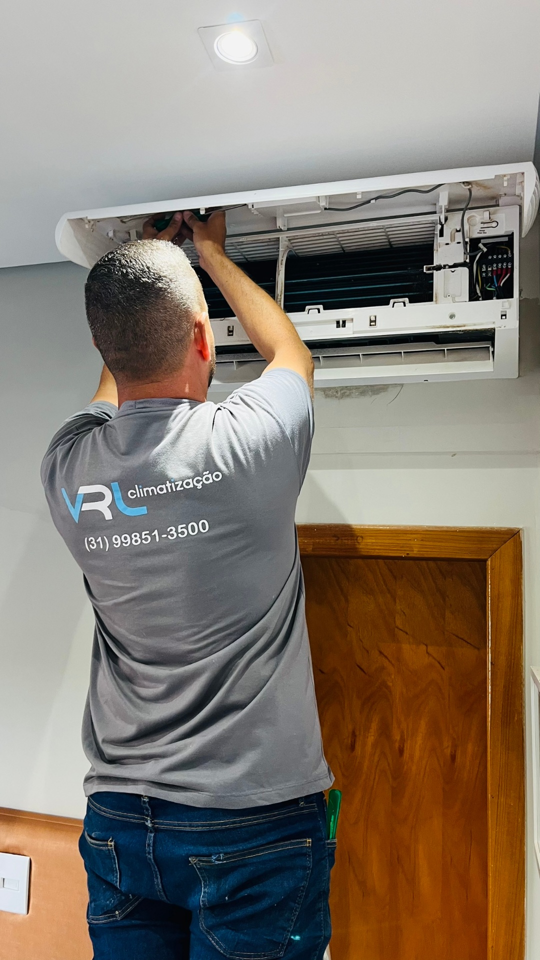 Técnico VRL realizando manutenção em ar-condicionado split