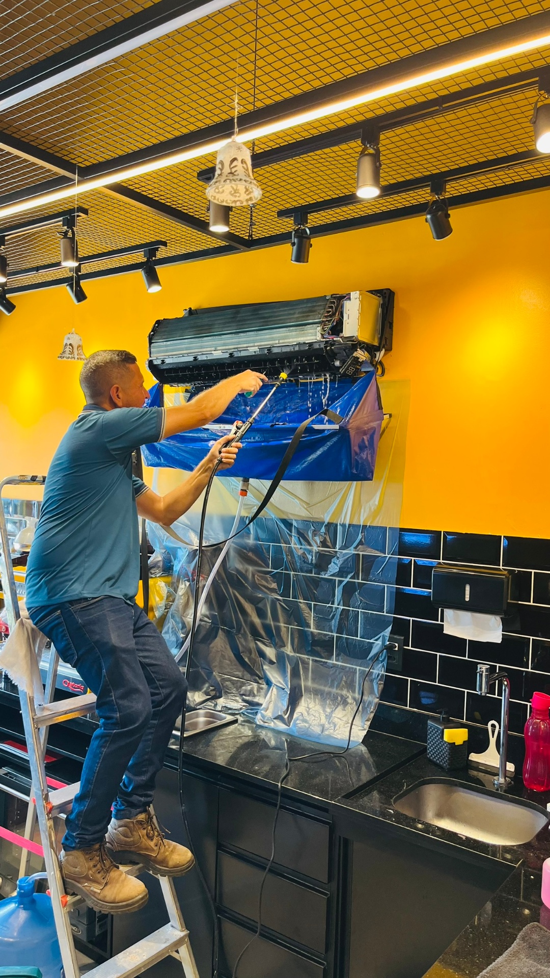 Limpeza técnica de ar-condicionado em cafeteria